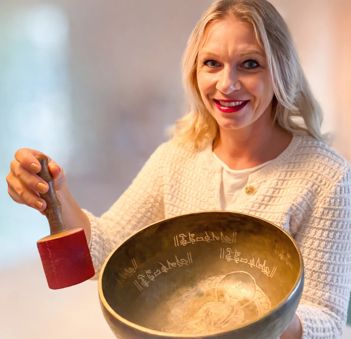 Nicole Maier, Energiearbeiterin, mit tibetischer Klangschale bei der Energiearbeit